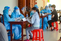 Tư vấn, khám lâm sàng cho người dân đến tiêm tại điểm tiêm Trung tâm Văn hóa quận Sơn Trà. (Ảnh: Văn Dũng/TTXVN) 