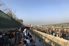 Người dân tập trung gần sân bay Kabul, Afghanistan, ngày 22/8/2021. (Ảnh: THX/TTXVN) 