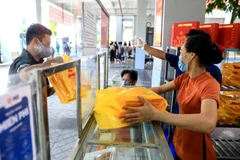 Người Hà Nội xếp hàng dài chờ mua bánh Trung Thu tại trường tiểu học