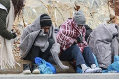 Những người di cư được giải cứu sau khi thuyền chở họ bị chìm ngoài khơi đảo Lebos, Hy Lạp, ngày 7/2/2023. (Ảnh: AFP/TTXVN)