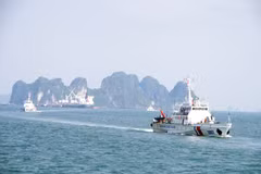 Đội hình tàu huấn luyện trên biển. (Ảnh: TTXVN) 