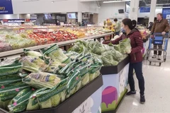 Người dân mua sắm tại một cửa hàng ở Vancouver, British Columbia, Canada. (Ảnh: THX/TTXVN)