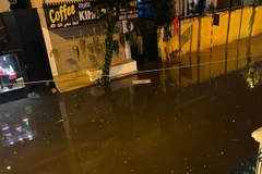 Một con phố ở Hà Nội ngập nước sau trận mưa rào. (Nguồn: Vietnam+) 