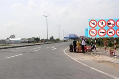 Biển báo trên tuyến Lộ Tẻ-Rạch Sỏi nhiều ký hiệu, không ghi bằng chữ nên nhiều người không hiểu, dẫn đến tình trạng đi nhầm vào cao tốc. (Nguồn: TTXVN phát) 