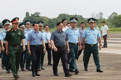 Hình ảnh Thủ tướng Phạm Minh Chính thăm Trung đoàn không quân 921