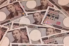 Đồng tiền mệnh giá 10.000 yen tại Tokyo, Nhật Bản. (Ảnh: AFP/TTXVN)