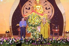 Ông Đoàn Minh Huấn, Ủy viên Trung ương Đảng, Bí thư Tỉnh ủy Ninh Bình chúc mừng Đại lễ Phật đản. (Ảnh: Đức Phương/TTXVN)