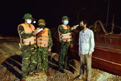 Cán bộ, chiến sỹ Đồn Biên phòng Cát Hải tuần tra kiểm soát quản lý người và phương tiện ra, vào địa bàn. (Ảnh: Quốc Trung/TTXVN) 