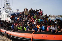 Người di cư tới đảo Lampedusa, Italy ngày 18/9/2023. (Ảnh: AFP/TTXVN)
