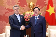 Sáng 25/7/2023, tại Hà Nội, Chủ tịch Quốc hội Vương Đình Huệ tiếp Đại sứ Iran tại Việt Nam Ali Akbar Nazari. (Ảnh: An Đăng/TTXVN)