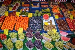 Thực phẩm được bày bán tại một khu chợ ở Bonn, Đức. (Ảnh: NUR Photo/TTXVN)