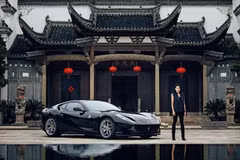 Shindy Xin Di Meng, bà chủ một công ty dệt may lớn ở Trung Quốc, bên cạnh chiếc Ferrari 458 của mình. (Nguồn: Ferrari)