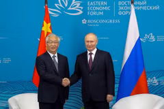 Tổng thống Nga Vladimir Putin (phải) và Phó Thủ tướng Trung Quốc Trương Quốc Thanh. (Nguồn: AP)