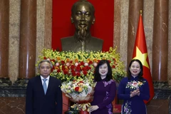 Quyền Chủ tịch nước Võ Thị Ánh Xuân chúc mừng Bộ trưởng Bộ Y tế Đào Hồng Lan và Phó Giáo sư, Tiến sỹ, Anh Hùng lao động Trần Ngọc Lương, nguyên Giám đốc Bệnh viện Nội tiết Trung ương, đại diện cho đội ngũ y bác sỹ cả nước nhân Ngày Thầy thuốc Việt Nam. (Ả
