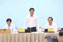 Thứ trưởng Bộ Xây dựng Nguyễn Tường Văn trả lời câu hỏi của các cơ quan báo chí. (Ảnh: An Đăng/TTXVN)