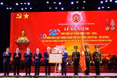 Thừa ủy quyền Chủ tịch nước, Ủy viên Trung ương Đảng, Bí thư Tỉnh ủy Hải Dương Trần Đức Thắng trao tặng Huân chương lao động hạng Nhất cho Đảng bộ, chính quyền và nhân dân thành phố Hải Dương. (Ảnh: Mạnh Tú/Vietnam+)