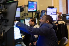 Giao dịch tại sàn chứng khoán New York, Mỹ. (Ảnh: THX/TTXVN)