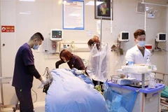 Các bác sỹ bệnh viện đa khoa Hùng Vương đang cấp cứu nạn nhân. (Ảnh: Trung Kiên/TTXVN) 