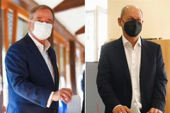 Lãnh đạo đảng Dân chủ Xã hội Đức (SPD) Olaf Scholz (phải) bỏ phiếu bầu Quốc hội ở Potsdam và lãnh đạo Liên minh Dân chủ/Xã hội Cơ đốc giáo (CDU/CSU) Armin Laschet bỏ phiếu tại điểm bầu cử ở Aachen, ngày 26/9/2021. (Ảnh: AFP/TTXVN) 