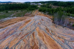 Một hỗn hợp có tính axit cao chảy trên mặt đất tạo thành những dòng suối có màu sáng và xâm nhập vào nguồn nước tại địa phương. (Nguồn: AFP/Getty Images) 