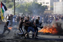 Chuyển người bị thương trong cuộc biểu tình phản đối các vụ không kích của Israel tại Huwwara, gần thành phố Nablus, Dải Gaza, ngày 18/5/2021. (Nguồn: THX/TTXVN) 