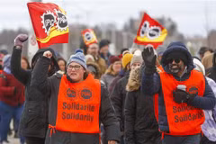 Các thành viên công đoàn Liên minh dịch vụ công Canada (PSAC) tham gia đình công tại Kingston ngày 19/4/2023. (Ảnh: AFP/TTXVN)