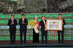 Phó Thủ tướng Lê Thành Long trao Bằng xếp hạng Di tích Quốc gia Đặc biệt Di tích khảo cổ Hang xóm Trại, Mái đá Làng Vành cho đại diện lãnh đạo tỉnh Hòa Bình. (Ảnh: Trọng Đạt/TTXVN)