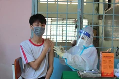 Tiêm vaccine cho học sinh tại điểm Trường THPT Vĩnh Long, thành phố Vĩnh Long. (Ảnh: Lê Thúy Hằng/TTXVN) 