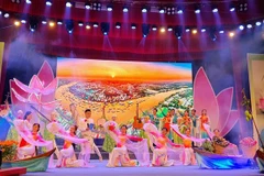Các đội tham gia biểu diễn chào mừng loại hình đờn ca tài tử. (Ảnh: Ánh Tuyết/TTXVN) 