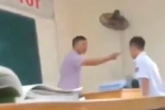 Tối 1/10, mạng xã hội xuất hiện clip được quay lại trong lớp học với tựa đề: "Thầy giáo lại ứng xử không giống thầy giáo.” (Nguồn: Ảnh chụp màn hình)