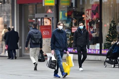Người dân mua sắm tại thủ đô London, Anh. (Ảnh: AFP/TTXVN) 