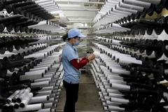 Sản xuất bao bì tại Công ty cổ phần bao bì Hà Tiên, Kiên Giang. (Ảnh: Lê Huy Hải/TTXVN)