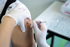 Nhân viên y tế tiêm chủng vaccine ngừa COVID-19 tại Tokyo, Nhật Bản, ngày 8/6/2021. (Nguồn: AFP/TTXVN) 