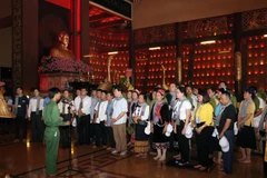 Sáng 23/9, Đoàn đại biểu già làng, trưởng bản thăm và nghe giới thiệu về Đền tưởng niệm Bến Dược trong khu Di tích Địa đạo Củ Chi. (Ảnh: Xuân Khu/TTXVN)