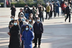 Người dân xếp hàng chờ xét nghiệm COVID-19 tại tỉnh Giang Tô, Trung Quốc ngày 15/12/2022. (Ảnh: AFP/TTXVN)