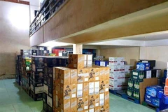 Hàng chục thùng rượu ngoại nhập lậu bị phát hiện tại kho hàng của Công ty Đại Lợi. (Nguồn: TTXVN phát) 