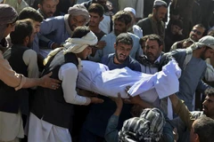 Đám tang một nạn nhân vụ đánh bom liều chết ở Thánh đường Hồi giáo thành phố Kandahar, Afghanistan, ngày 16/10/2021. (Ảnh: AFP/TTXVN) 