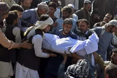 Đám tang một nạn nhân vụ đánh bom liều chết ở Thánh đường Hồi giáo thành phố Kandahar, Afghanistan, ngày 16/10/2021. (Ảnh: AFP/TTXVN) 