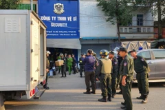 Lực lượng công an khám xét trụ sở Công ty Trách nhiệm hữu hạn Vệ sỹ Security 24 (có địa chỉ tại đường Nguyễn Duy Hiệu, phường Đông Hương, thành phố Thanh Hóa). (Ảnh: TTXVN phát)