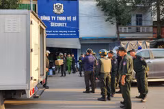 Lực lượng công an khám xét trụ sở Công ty Trách nhiệm hữu hạn Vệ sỹ Security 24 (có địa chỉ tại đường Nguyễn Duy Hiệu, phường Đông Hương, thành phố Thanh Hóa). (Ảnh: TTXVN phát)