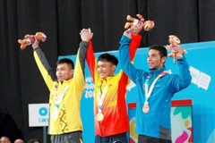 Vận động viên Ngô Sơn Đỉnh (giữa) đoạt Huy chương Vàng tại Olympic trẻ tại Argentina vào tháng 10/2018. (Nguồn: TTXVN phát) 