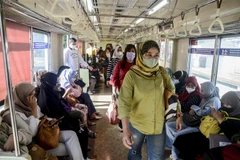 Người dân đeo khẩu trang phòng dịch COVID-19 trên tàu hỏa ở Bogor, Tây Java, Indonesia, ngày 14/3/2022. (Ảnh: THX/ TTXVN) 