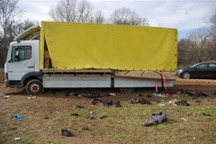 Chiếc xe tải chở 18 người di cư tử vong được phát hiện gần làng Lokorsko ở Bulgaria ngày 17/2/2023. (Ảnh: AFP/TTXVN)