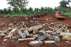 Khu vực khai thác đá trái phép nằm kế bên đất rẫy của người dân. (Ảnh: Ngọc Minh/TTXVN) 