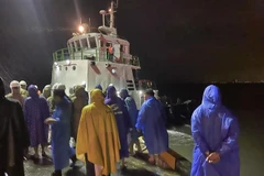 Ban chỉ huy phòng chống thiên tai và tìm kiếm cứu nạn thành phố Đà Nẵng phối hợp với lực lượng Biên phòng, Cảng vụ hàng hải khẩn trương hỗ trợ các tàu cá bị nạn. (Ảnh: Quốc Dũng/TTXVN) 