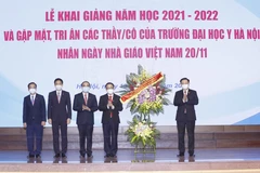 Chủ tịch Quốc hội Vương Đình Huệ tặng hoa chúc mừng Trường Đại học Y Hà Nội nhân Ngày Nhà giáo Việt Nam 20/11. (Ảnh: Doãn Tấn/TTXVN) 