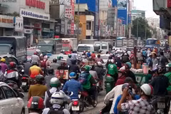 Từ năm 2020, thành phố bắt đầu thực hiện kiểm kê khí thải xe máy, bảo dưỡng các xe có nồng độ khí thải cao và loại bỏ xe có nồng độ vượt quy định. (Nguồn: TTXVN) 