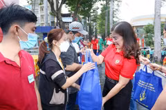 Chủ tịch Liên đoàn Lao động quận 5 Thành phố Hồ Chí Minh Lê Thị Bích Hạnh tặng quà Tết cho công nhân có hoàn cảnh khó khăn vào ngày 8/1/2023. (Ảnh: Thanh Vũ/TTXVN)