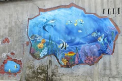 Bức tranh tường tại làng Hòn Thiên. (Ảnh: Nguyễn Thành/TTXVN) 