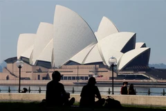Du khách tham quan Nhà hát Opera ở Sydney, Australia. (Ảnh: AFP/TTXVN) 